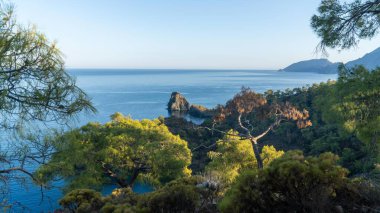 Antalya 'daki Lycian Yolu' ndan görülen çarpıcı Türk Akdeniz kıyı şeridinde her yaz turistleri cezbeden mavi bir deniz, yemyeşil ormanlar ve engebeli kayalık kıyılar yer alıyor..