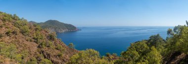Antalya 'daki Lycian Yolu' ndan görülen çarpıcı Türk Akdeniz kıyı şeridinde her yaz turistleri cezbeden mavi bir deniz, yemyeşil ormanlar ve engebeli kayalık kıyılar yer alıyor..