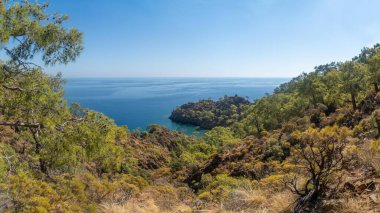 Antalya 'daki Lycian Yolu' ndan görülen çarpıcı Türk Akdeniz kıyı şeridinde her yaz turistleri cezbeden mavi bir deniz, yemyeşil ormanlar ve engebeli kayalık kıyılar yer alıyor..