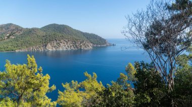 Antalya 'daki Lycian Yolu' ndan görülen çarpıcı Türk Akdeniz kıyı şeridinde her yaz turistleri cezbeden mavi bir deniz, yemyeşil ormanlar ve engebeli kayalık kıyılar yer alıyor..