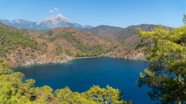 Antalya 'daki Lycian Yolu' ndan görülen çarpıcı Türk Akdeniz kıyı şeridinde her yaz turistleri cezbeden mavi bir deniz, yemyeşil ormanlar ve engebeli kayalık kıyılar yer alıyor..