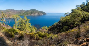 Antalya 'daki Lycian Yolu' ndan görülen çarpıcı Türk Akdeniz kıyı şeridinde her yaz turistleri cezbeden mavi bir deniz, yemyeşil ormanlar ve engebeli kayalık kıyılar yer alıyor..