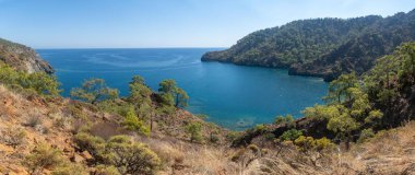 Antalya 'daki Lycian Yolu' ndan görülen çarpıcı Türk Akdeniz kıyı şeridinde her yaz turistleri cezbeden mavi bir deniz, yemyeşil ormanlar ve engebeli kayalık kıyılar yer alıyor..
