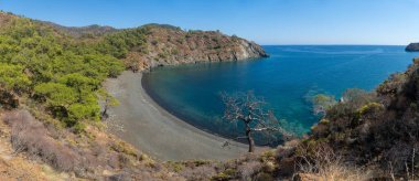 Antalya 'daki Lycian Yolu' ndan görülen çarpıcı Türk Akdeniz kıyı şeridinde her yaz turistleri cezbeden mavi bir deniz, yemyeşil ormanlar ve engebeli kayalık kıyılar yer alıyor..