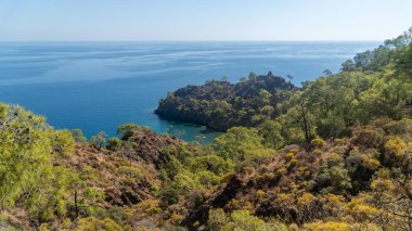 Antalya 'daki Lycian Yolu' ndan görülen çarpıcı Türk Akdeniz kıyı şeridinde her yaz turistleri cezbeden mavi bir deniz, yemyeşil ormanlar ve engebeli kayalık kıyılar yer alıyor..