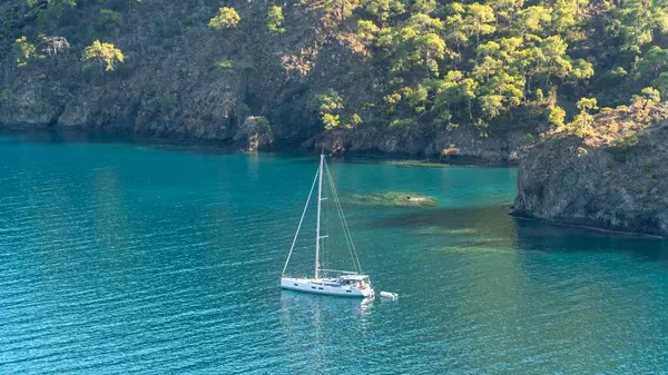 Antalya 'nın çarpıcı Türk Akdeniz kıyılarında, yemyeşil ormanlarla çevrili mavi bir denizin içinde ve engebeli kayalık kıyılarda her yaz turistleri çeken bir yat..