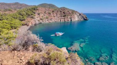 Türkiye 'nin Antalya kentindeki Lycian Yolu' ndan görüldüğü üzere, Türk Akdeniz kıyıları mavi deniz, yemyeşil ormanlar ve engebeli kayalık sahillerle her yaz turistleri cezbediyor..