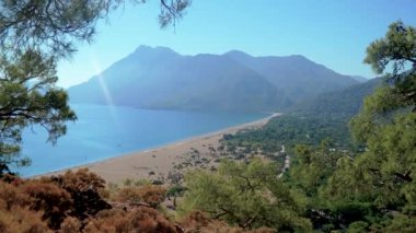 Türkiye 'nin Antalya kentindeki Cirali plajında Akdeniz' in berrak mavi denizi, yemyeşil ormanları ve turistler için bir numaralı nokta olan görkemli dağlar yer alıyor..
