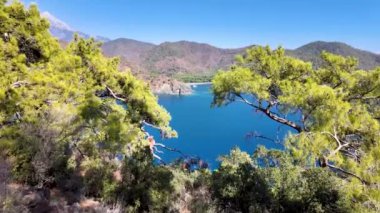Türkiye 'nin Antalya kentindeki Lycian Yolu' ndan görüldüğü üzere, Türk Akdeniz kıyıları mavi deniz, yemyeşil ormanlar ve engebeli kayalık sahillerle her yaz turistleri cezbediyor..