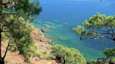 Türkçe renkli Türk Akdeniz kıyıları, Türkiye 'nin Antalya kentindeki Lycian Yolu' ndan mavi bir deniz, yemyeşil yemyeşil ormanlar ve engebeli kayalık sahillerle her yaz turistleri cezbediyor..