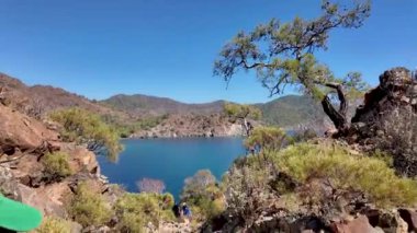 Türkiye 'nin Antalya kentindeki Lycian Yolu' ndan görüldüğü üzere, Türk Akdeniz kıyıları mavi deniz, yemyeşil ormanlar ve engebeli kayalık sahillerle her yaz turistleri cezbediyor..