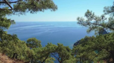 Türkiye 'nin Antalya kentindeki Lycian Yolu' ndan görüldüğü üzere, Türk Akdeniz kıyıları mavi deniz, yemyeşil ormanlar ve engebeli kayalık sahillerle her yaz turistleri cezbediyor..