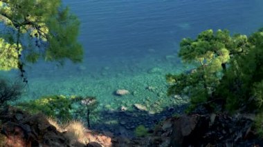 Türkçe renkli Türk Akdeniz kıyıları, Türkiye 'nin Antalya kentindeki Lycian Yolu' ndan mavi bir deniz, yemyeşil yemyeşil ormanlar ve engebeli kayalık sahillerle her yaz turistleri cezbediyor..