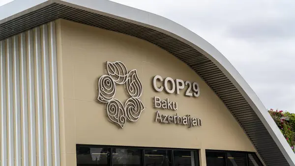 Bakü, Azerbaycan - 14 Ekim 2024: Bilgi Merkezi binasının logosu ve tabelası. COP29 olarak bilinen 2024 Birleşmiş Milletler İklim Değişikliği Konferansı Bakü 'de yapılacak.