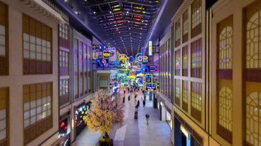 Dubai, BAE - 13 Kasım 2024: Dubai Alışveriş Merkezi 'nin neon ışıklı bölümü, dünyanın en büyük perakende satış noktasında birçok neon ışığı var