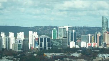 İstanbul, Türkiye - 16 Kasım 2029: İstanbul 'un mali merkezi Maslak' ın zamansız görünümü, çağdaş gökdelenler, hareketli caddeler ve Türkiye 'nin ekonomik gücünü sembolize eden ikonik ofis binaları.