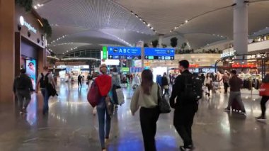 İstanbul, Türkiye - 5 Ekim 2024: İstanbul Havalimanı 'nın kalabalık kalkış alanı, modern mimari ve canlı bir atmosfere sahip gezginlerle dolu büyük bir küresel merkez.