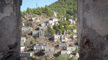 Fethiye yakınlarındaki Kayakoy hayalet kasabası, Mugla, Türkiye. Yıkık dökük taş evleri, tarihi kalıntıları ve akıllara durgunluk veren bir dağ manzarası olan terk edilmiş bir Yunan köyü..