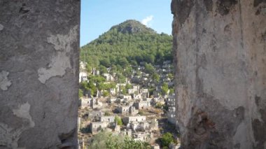 Fethiye yakınlarındaki Kayakoy hayalet kasabası, Mugla, Türkiye. Yıkık dökük taş evleri, tarihi kalıntıları ve akıllara durgunluk veren bir dağ manzarası olan terk edilmiş bir Yunan köyü..