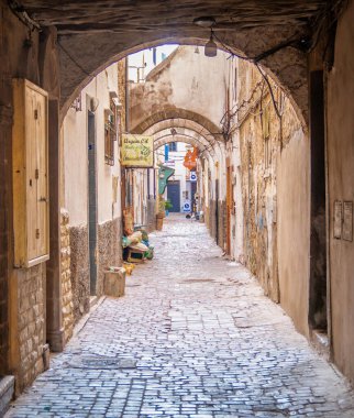 Essaouira, Fas - 17 Eylül 2022: Essaouira 'nın Medine ilçesinde tarihi dar bir yol.