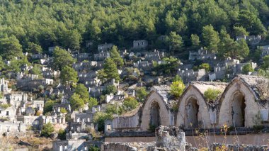 Fethiye yakınlarındaki Kayakoy hayalet kasabası, Mugla, Türkiye. Yıkık dökük taş evleri, tarihi kalıntıları ve akıllara durgunluk veren bir dağ manzarası olan terk edilmiş bir Yunan köyü..