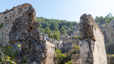 Fethiye yakınlarındaki Kayakoy hayalet kasabası, Mugla, Türkiye. Yıkık dökük taş evleri, tarihi kalıntıları ve akıllara durgunluk veren bir dağ manzarası olan terk edilmiş bir Yunan köyü..