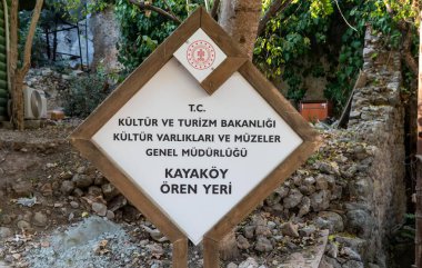 Kayakoy, Mugla, Türkiye - 12 Ekim 2024: Kayakoy hayalet kasabasının imzası. Yıkık dökük taş evleri, tarihi kalıntıları ve akıllara durgunluk veren bir dağ manzarası olan terk edilmiş bir Yunan köyü..