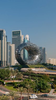 Dubai, BAE - 15 Kasım 2024: Dubai 'de Geleceğin Müzesi, Arapça kaligrafisi ile şekillendirilmiş bir ikonik mimari mucize, yenilik ve tasarımı sembolize ediyor.