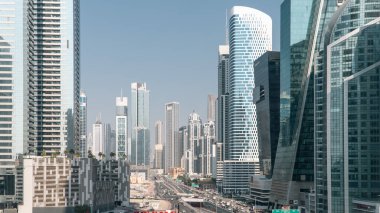 Dubai, BAE - 12 Kasım 2024: Pürüzsüz gökdelenler ve modern mimari ile Dubai kentsel silueti, Şeyh Zayed Yolu trafiği