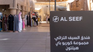 Dubai, BAE - 13 Kasım 2024: Dubai 'nin Al Fahidi semtindeki rıhtım güvertesinde Al Seef tabelası, geleneksel Arap kültürü, mirası ve pazar yeri cazibesini gözler önüne seriyor