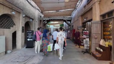 Dubai, BAE - 13 Kasım 2024: Al Seef, Dubai 'nin Al Fahidi semtindeki liman gezisi, geleneksel Arap kültürü, mirası ve pazar cazibesinin sergilendiği