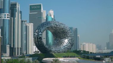 Dubai, BAE - 15 Kasım 2024: Dubai 'de Geleceğin Müzesi, Arapça kaligrafisi ile şekillendirilmiş bir ikonik mimari mucize, yenilik ve tasarımı sembolize ediyor.