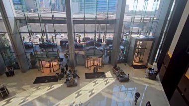 Dubai, BAE - 13 Kasım 2024: JW Marriott Marquis Dubai lobisi, dünyanın en uzun otelinin lüks ortamını sergiliyor