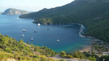 Türkiye 'nin Dalaman kentindeki Sarsala Sahil Koyu kristal berrak suları, yemyeşil tepeleri ve demirlemiş yatlarıyla huzurlu bir Akdeniz Koyu mükemmel bir yaz kaçışı sunuyor..