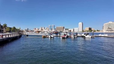 Dubai, BAE - 13 Kasım 2024: Geleneksel tekneleri ve tarihi binaları olan Dubai Creek 'in Skyline manzarası. Dubai, BAE 'deki ünlü turizm merkezi.