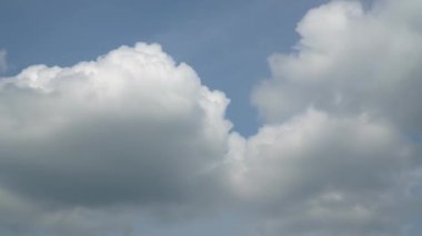 Bulutlu bulutlu zaman atlaması hızlı hareket eden beyaz bulutlar bulutlu bir gökyüzünde sürükleniyor, doğanın güzelliğini yakalıyor ve değişen hava modellerini yakalıyor.