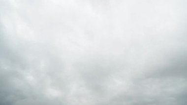 Bulutlu bulutlu zaman atlaması hızlı hareket eden beyaz bulutlar bulutlu bir gökyüzünde sürükleniyor, doğanın güzelliğini yakalıyor ve değişen hava modellerini yakalıyor.