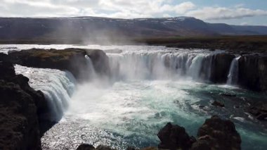 Tanrıların Şelalesi Görkemli Godafoss 'un yavaş çekim gücü İzlanda' nın Myvatn bölgesinde hızla artmakta ve dramatik güzelliğini ve doğal gücünü gözler önüne sermektedir..