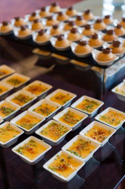 Çeşitli tatlı ve pastalarla dolu zarif bir masa, özel bir etkinlik için güzelce ayarlanmış, cazip bir tatlı seçimi sunuyor..