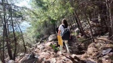 Dalyan, Türkiye - 7 Aralık 2024: Yeşillik ormanlarla çevrili Akdeniz kıyıları boyunca yürüyüş yapan yürüyüşçüler