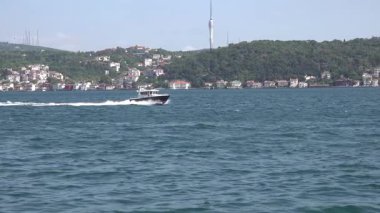 Özel bir sürat teknesi İstanbul Boğazı 'nın dinamik güzelliğini ve arka planda ikonik ufuk çizgisini gözler önüne sererek ağır çekimde Boğaz' ı geçiyor..