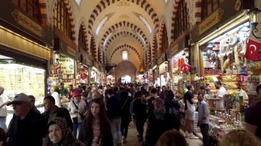 İstanbul, Türkiye - 19 Ekim 2019: Eski İstanbul kenti Eminonu 'daki Mısır Baharat Pazarı' nda alışveriş ve kalabalık. Yavaş çekim videosu