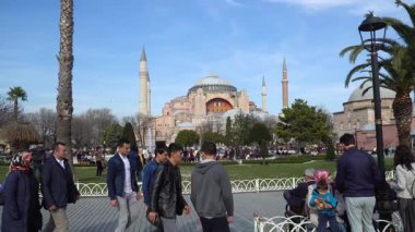 İstanbul, Türkiye - 14 Mart 2019: Turistler İstanbul Sultanahmet Meydanı 'ndaki ikonik Ayasofya Büyük Camii' nin etrafında toplanarak Bizans ve Osmanlı mirasının birleşimini ele geçirdiler.