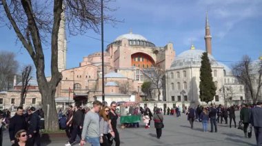 İstanbul, Türkiye - 14 Mart 2019: Turistler İstanbul Sultanahmet Meydanı 'ndaki ikonik Ayasofya Büyük Camii' nin etrafında toplanarak Bizans ve Osmanlı mirasının birleşimini ele geçirdiler.