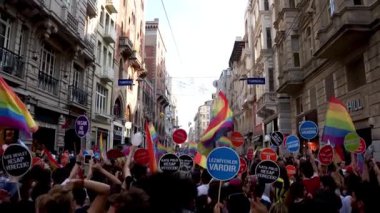İstanbul, Türkiye - 30 Haziran 2013: Türkiye 'nin en büyük LGBTQ + gurur yürüyüşü, 100 bin kişinin katıldığı, Taksim Meydanı' nda özgürlük, eşitlik ve aşkı gökkuşağı bayraklarıyla kutlayan tören. Yavaş çekim videosu