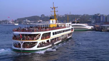 İstanbul, Türkiye - 14 Mart 2019: Eminonu iskelesine yavaş çekimde yaklaşan yolcu feribotu.