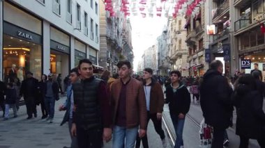 İstanbul, Türkiye - 19 Kasım 2019: İstanbul 'da Taksim Meydanı ve İstiklal Caddesi' nin hareketli manzarası, kentin canlı kentsel enerjisinin keyfini çıkaran, yürüyen, alışveriş yapan ve eğlenen insanlarla dolu