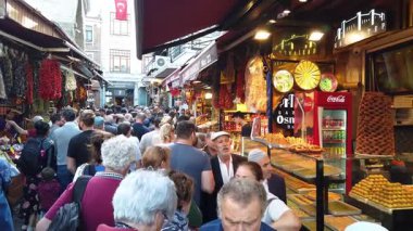 İstanbul, Türkiye - 19 Mart 2019: Yerel halk ve turistler yavaş çekimde hareket ederken, kalabalık Spice Bazaar 'ı doldurdu. Baharat Pazarı turistler ve yerel halk için çok popüler bir yerdir.