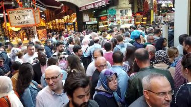 İstanbul, Türkiye - 19 Mart 2019: Yerel halk ve turistler yavaş çekimde hareket ederken, kalabalık Spice Bazaar 'ı doldurdu. Baharat Pazarı turistler ve yerel halk için çok popüler bir yerdir.