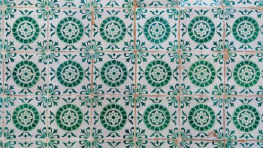 Geleneksel Portekiz azulejo fayanslarının bir deseni. Yeşil ve beyaz çiçekli ve geometrik tasarımları var. Klasik sanatsal özellikleri gösteriyor, Lizbon.
